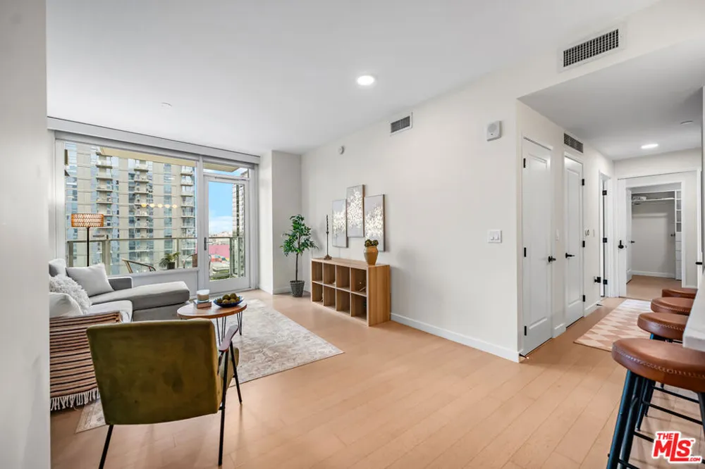 1050 S GRAND AVENUE #1303 Los Angeles, CA 90015