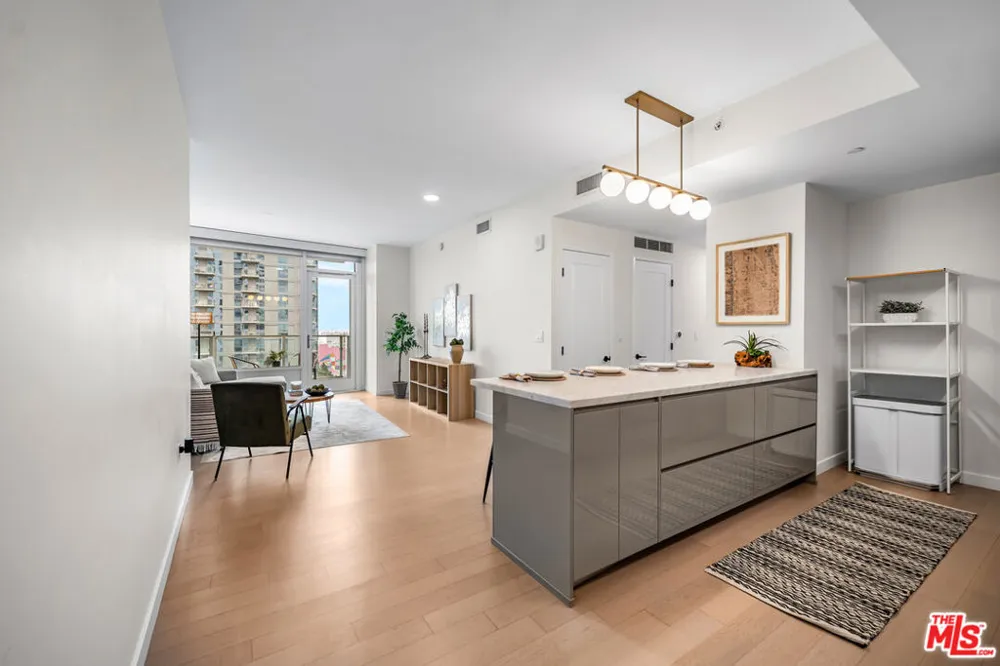 1050 S GRAND AVENUE #1303 Los Angeles, CA 90015