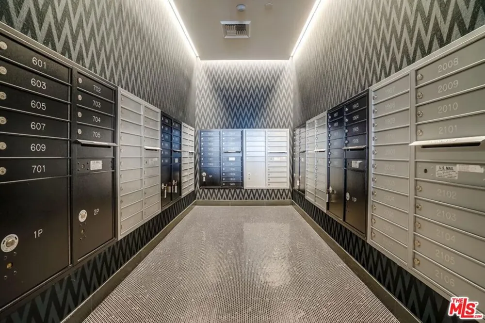 1050 S GRAND AVENUE #1303 Los Angeles, CA 90015