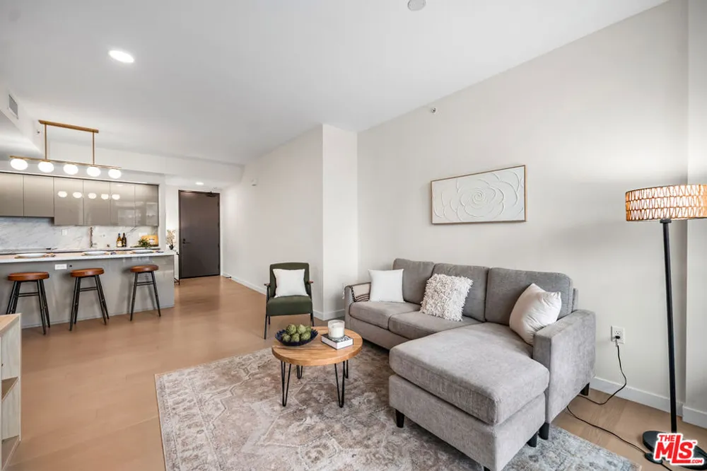1050 S GRAND AVENUE #1303 Los Angeles, CA 90015