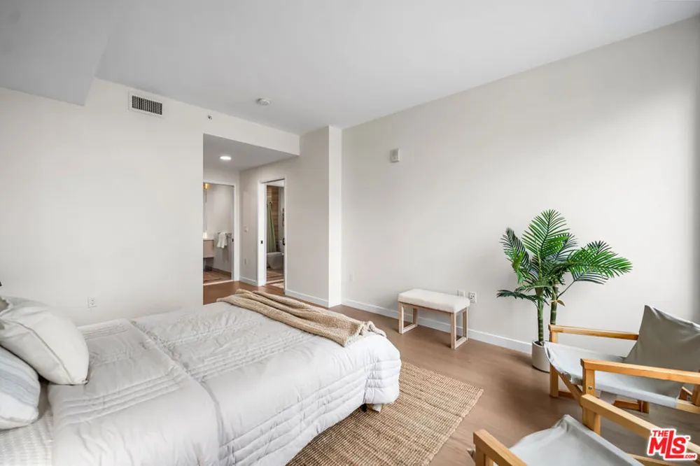 1050 S GRAND AVENUE #1303 Los Angeles, CA 90015
