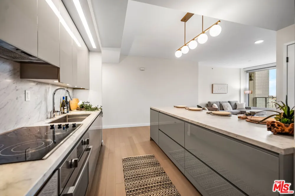 1050 S GRAND AVENUE #1303 Los Angeles, CA 90015