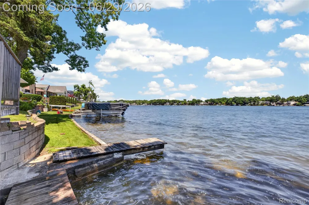 91 Crescent Avenue Lake Orion Village, MI 48362