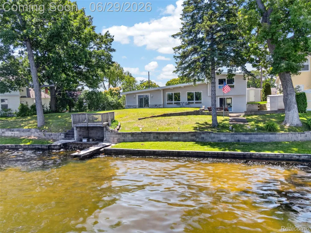 91 Crescent Avenue Lake Orion Village, MI 48362