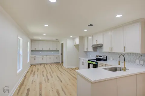 4693 Larry Lane