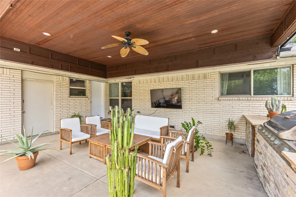 2304 babalos Lane Dallas, TX 75228