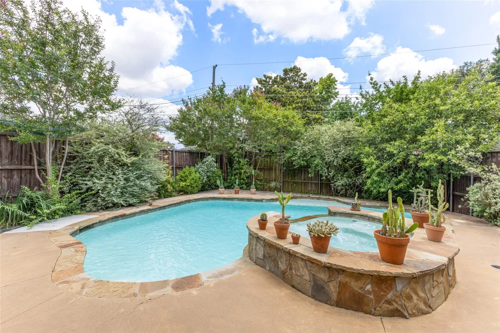 2304 babalos Lane Dallas, TX 75228
