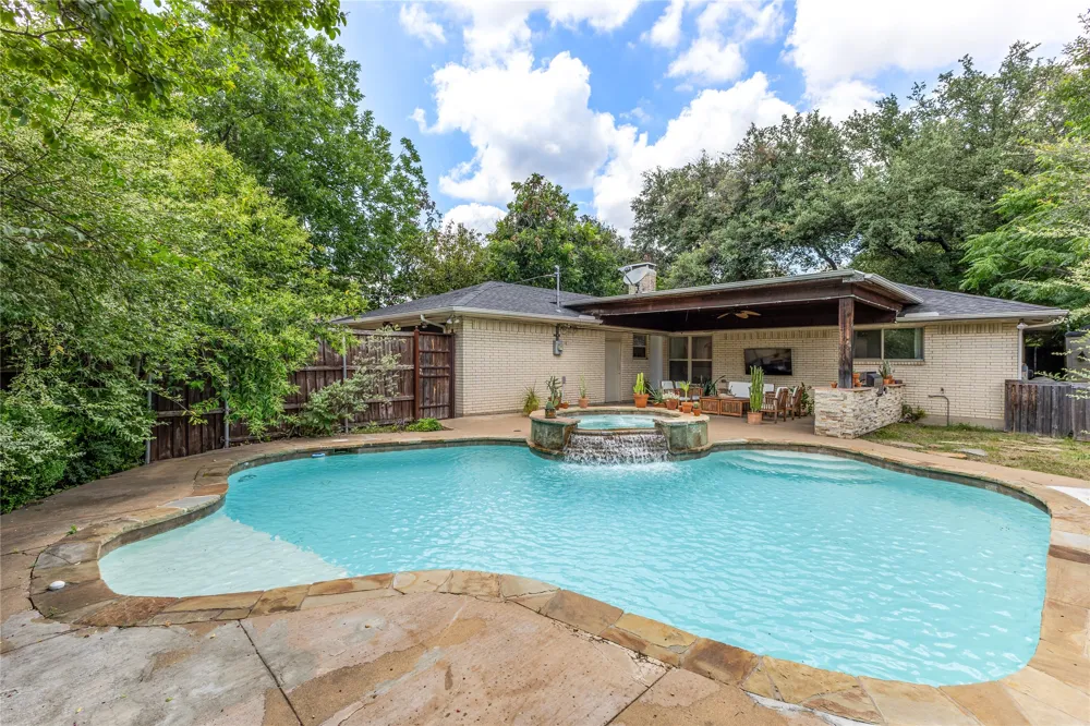 2304 babalos Lane Dallas, TX 75228