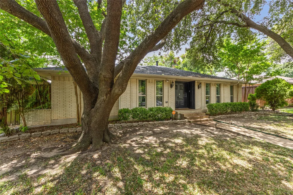 2304 babalos Lane Dallas, TX 75228