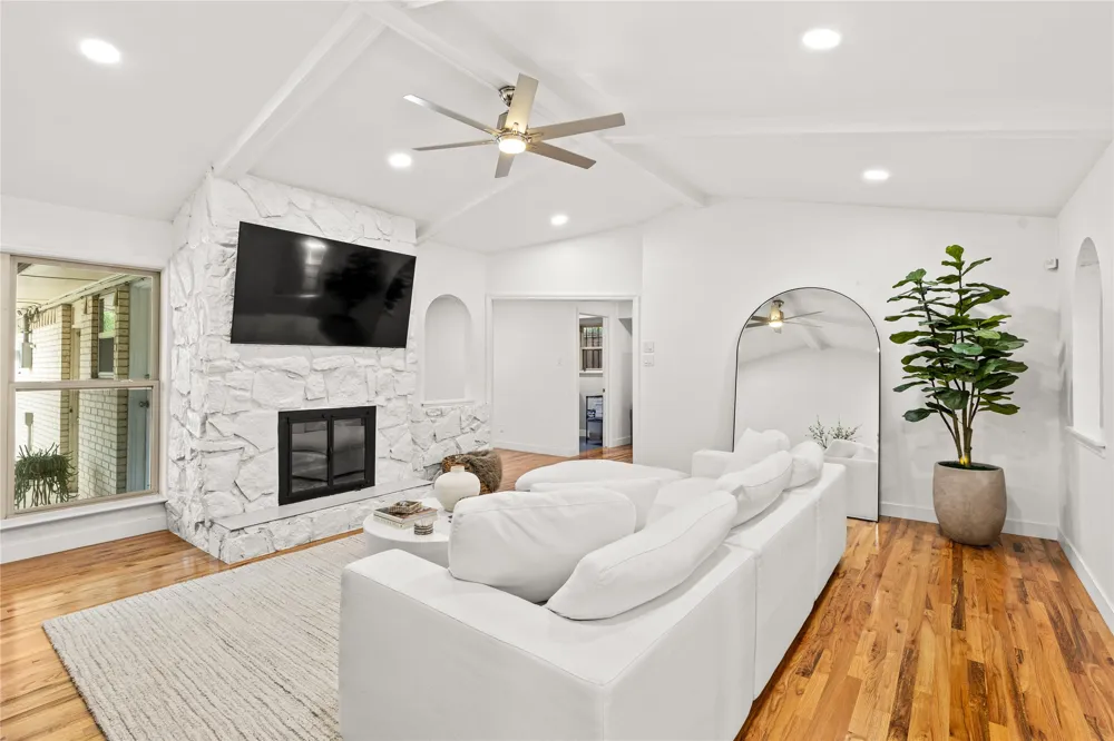 2304 babalos Lane Dallas, TX 75228