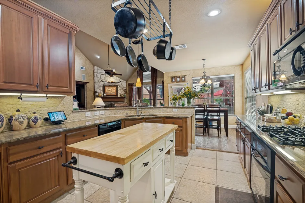 608 Chalk Hill Lane Murphy, TX 75094