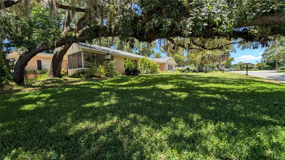 2469 BROADVUE AVENUE Eustis, FL 32726
