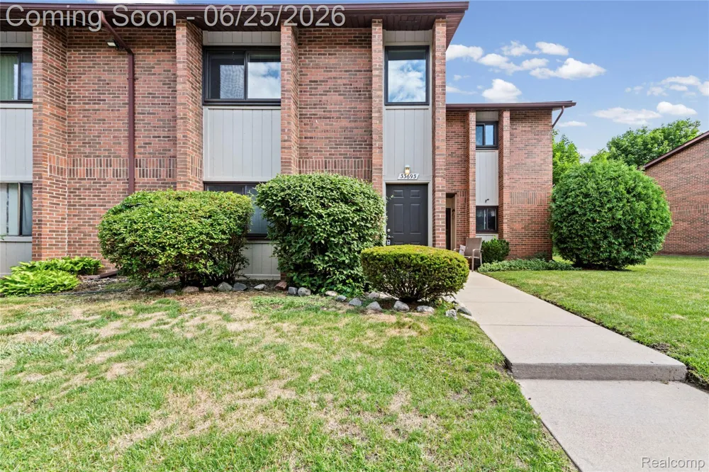 33693 Pondview Circle Livonia City, MI 48152