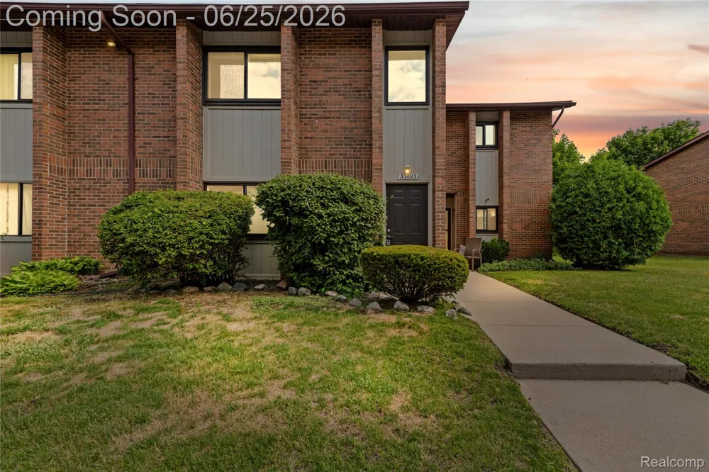 33693 Pondview Circle Livonia City, MI 48152