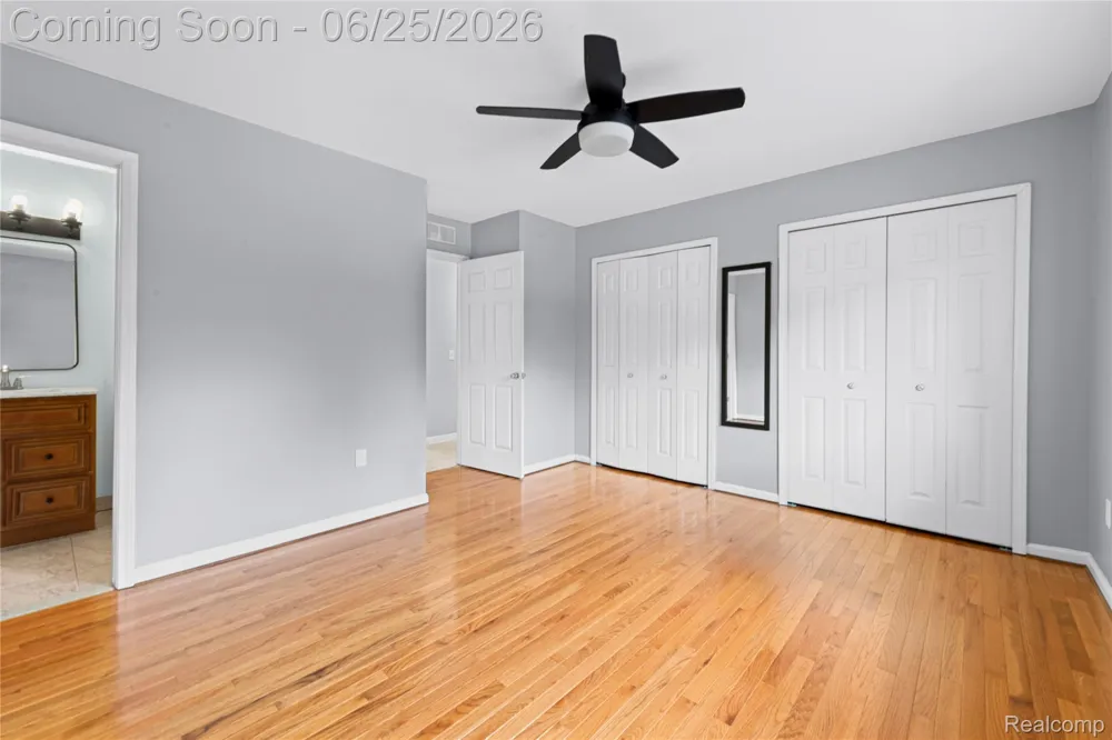 33693 Pondview Circle Livonia City, MI 48152