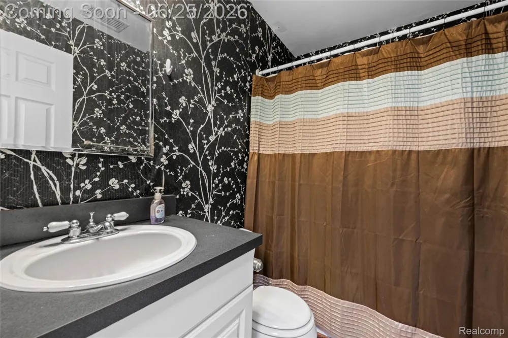 33693 Pondview Circle Livonia City, MI 48152