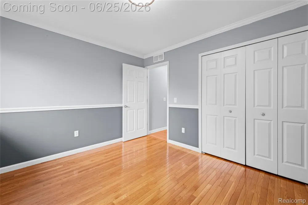 33693 Pondview Circle Livonia City, MI 48152