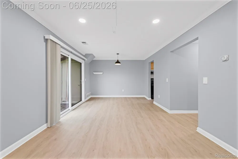 33693 Pondview Circle Livonia City, MI 48152