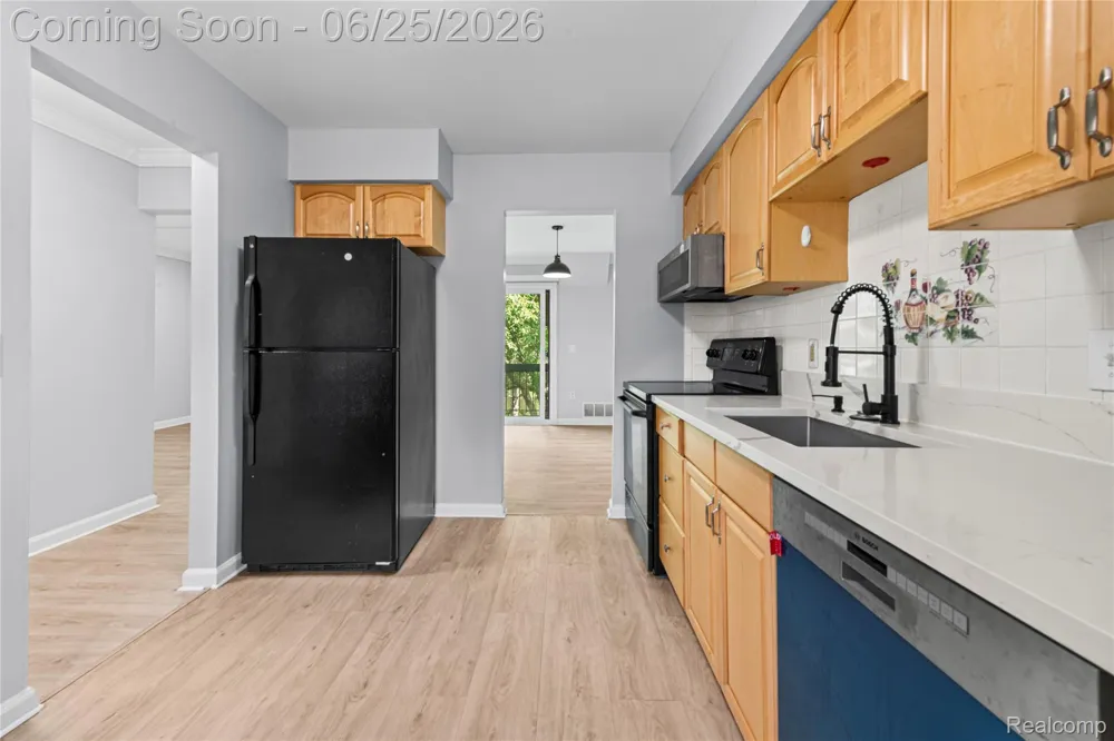 33693 Pondview Circle Livonia City, MI 48152