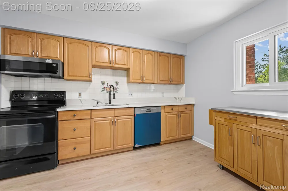 33693 Pondview Circle Livonia City, MI 48152
