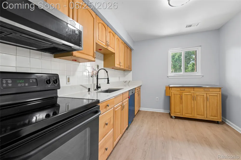 33693 Pondview Circle Livonia City, MI 48152