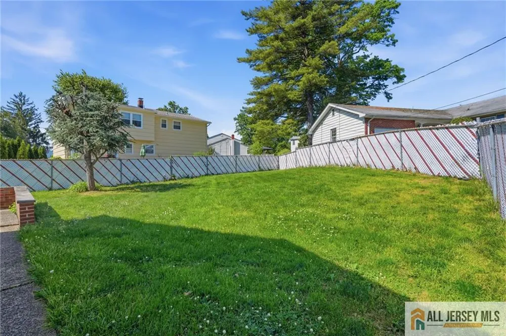 11 Reo Court Colonia, NJ 07067