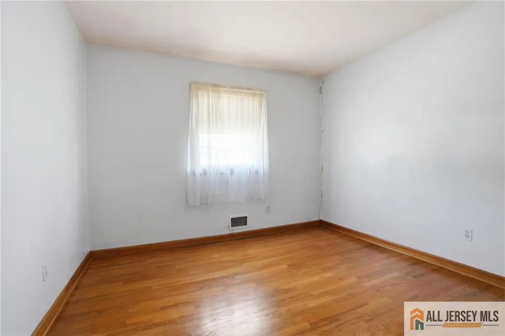 11 Reo Court Colonia, NJ 07067