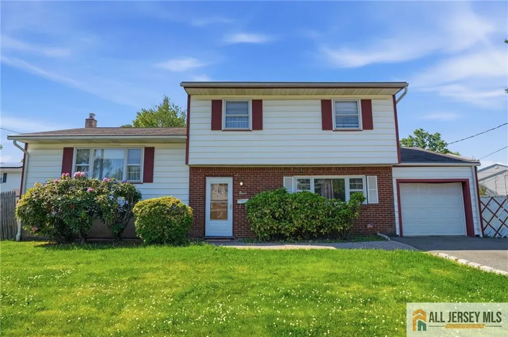 11 Reo Court Colonia, NJ 07067