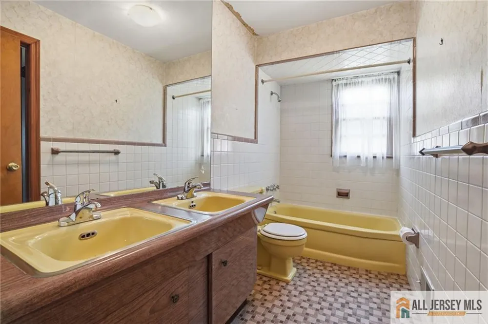 11 Reo Court Colonia, NJ 07067