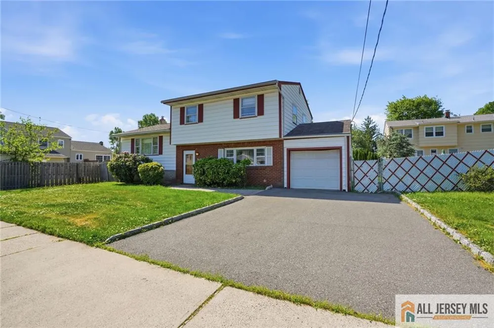 11 Reo Court Colonia, NJ 07067