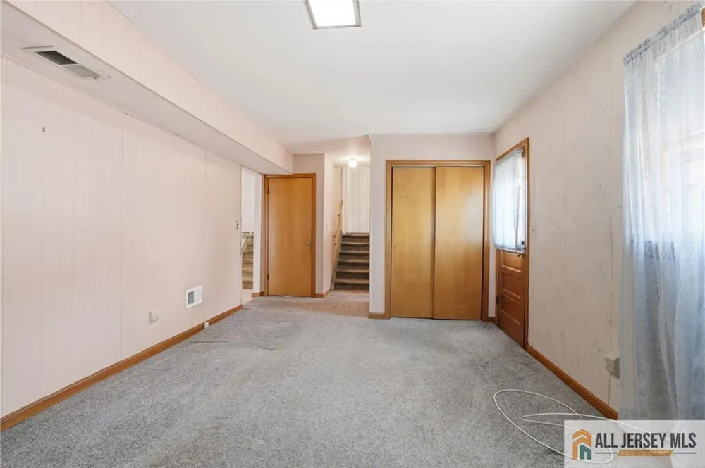 11 Reo Court Colonia, NJ 07067