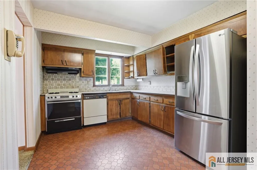 11 Reo Court Colonia, NJ 07067