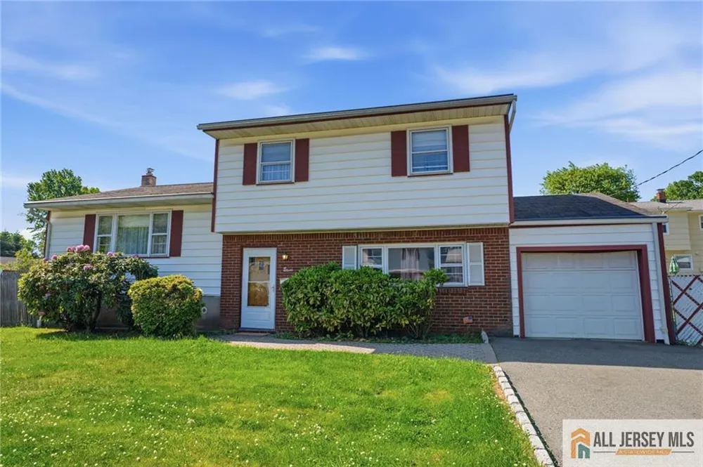 11 Reo Court Colonia, NJ 07067