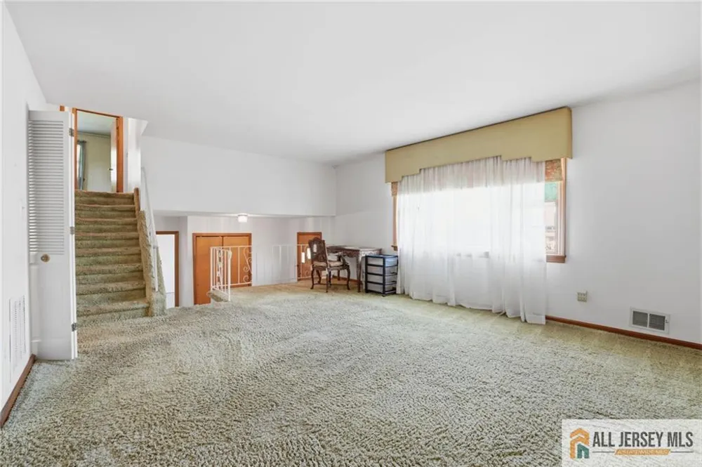 11 Reo Court Colonia, NJ 07067