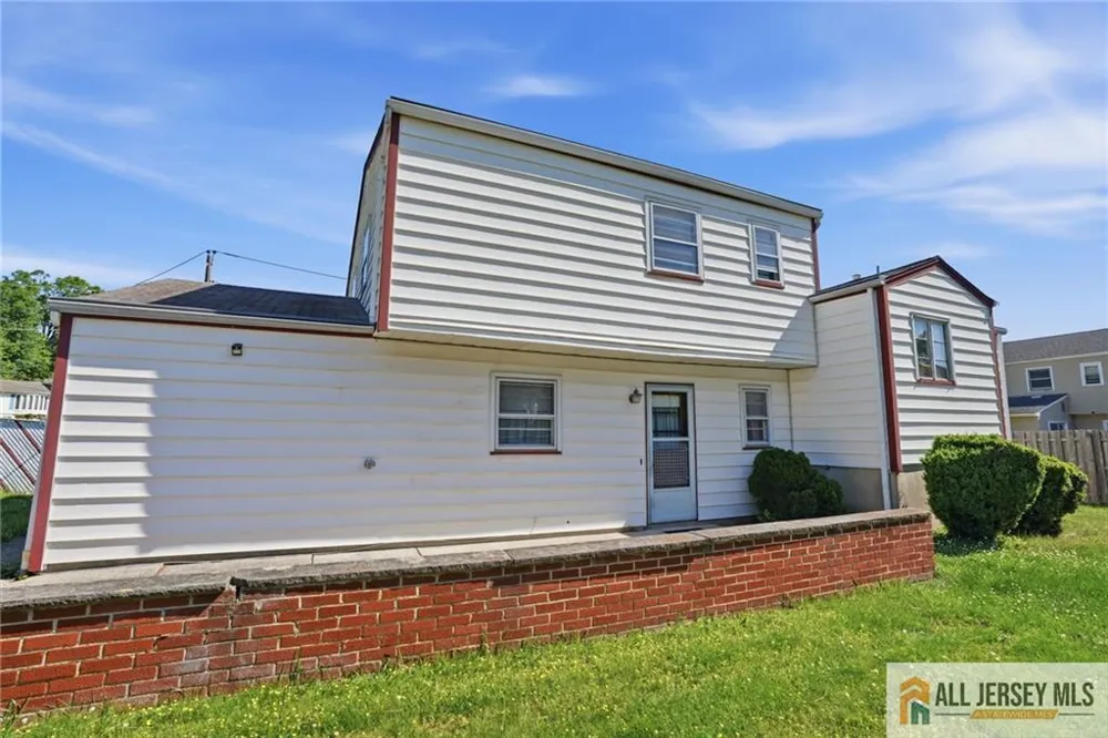 11 Reo Court Colonia, NJ 07067