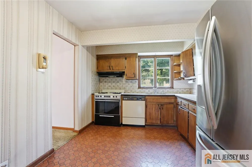 11 Reo Court Colonia, NJ 07067