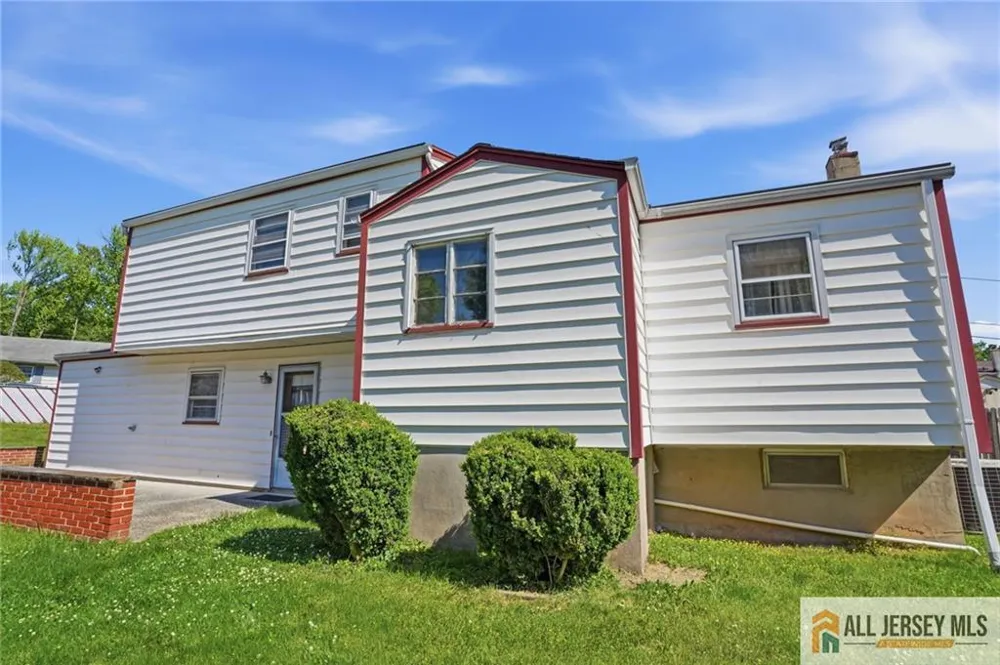 11 Reo Court Colonia, NJ 07067