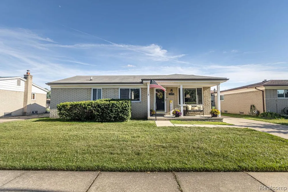 15270 Cambridge Drive Fraser City, MI 48026