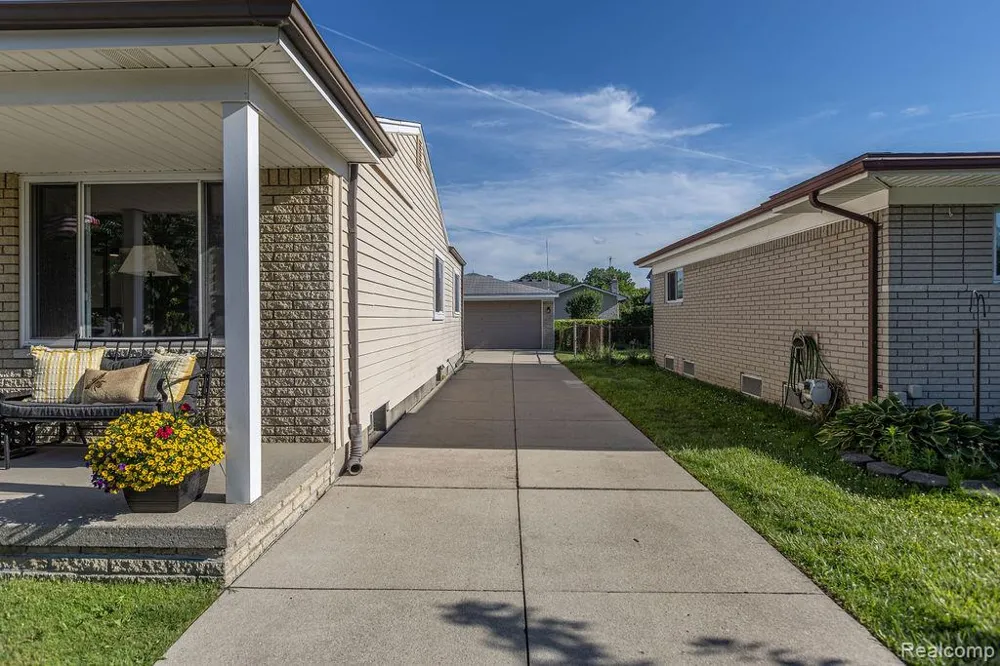 15270 Cambridge Drive Fraser City, MI 48026