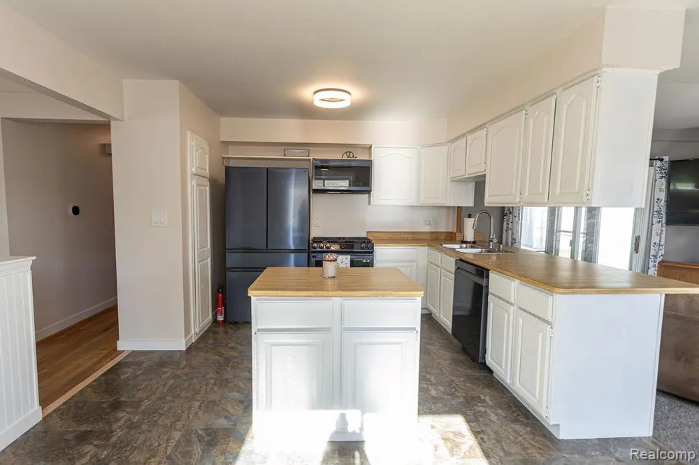 15270 Cambridge Drive Fraser City, MI 48026