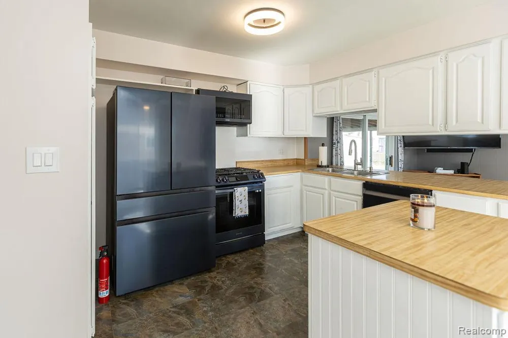 15270 Cambridge Drive Fraser City, MI 48026