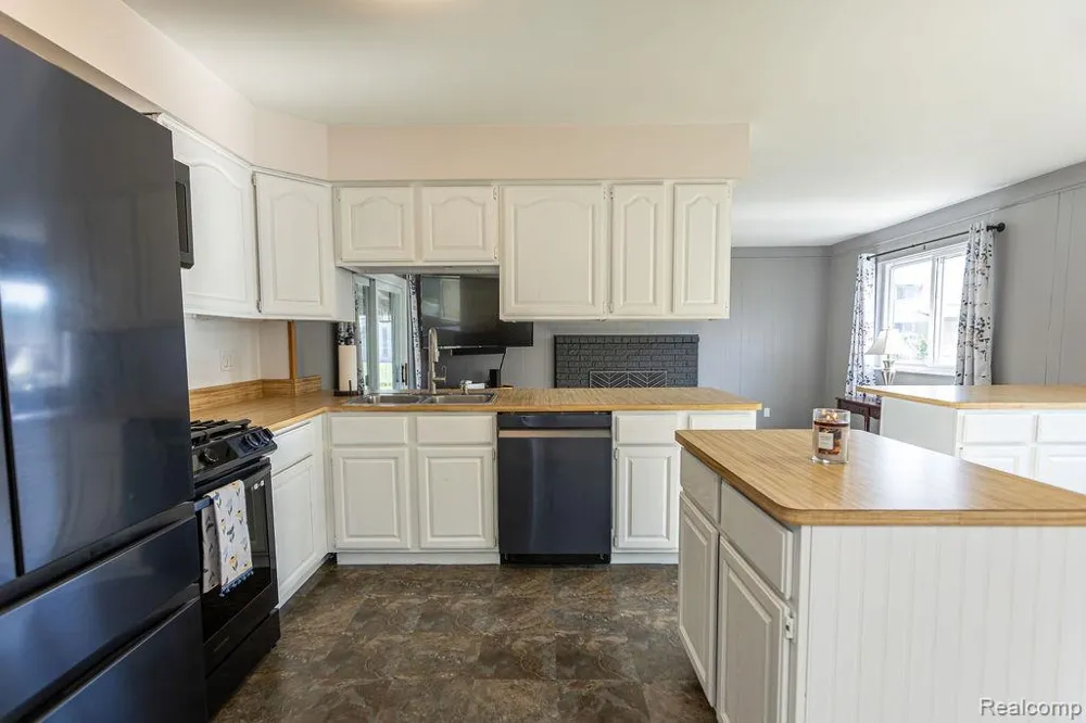 15270 Cambridge Drive Fraser City, MI 48026