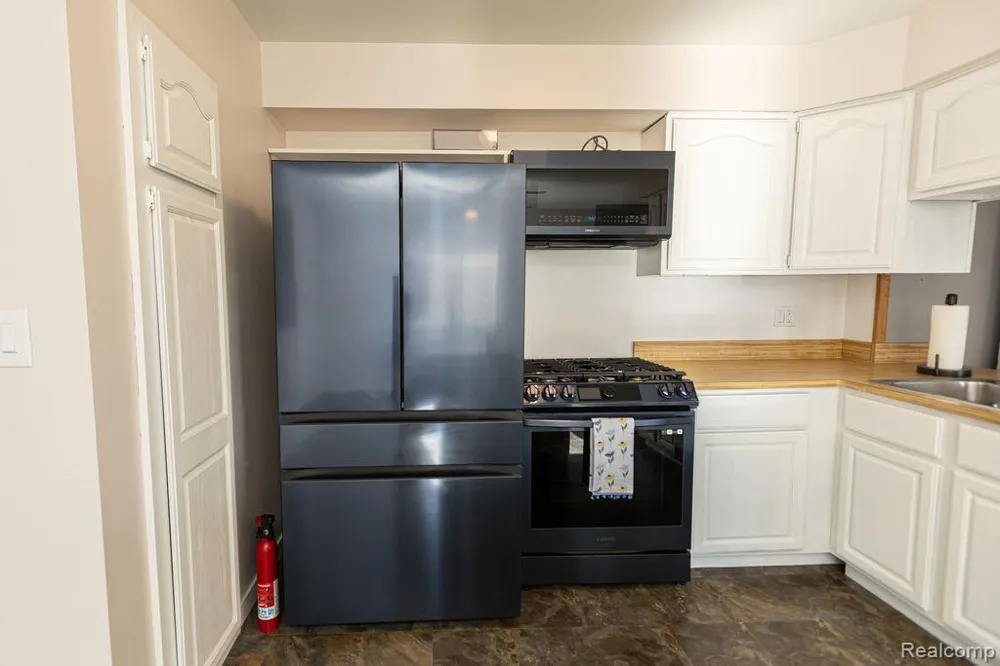 15270 Cambridge Drive Fraser City, MI 48026