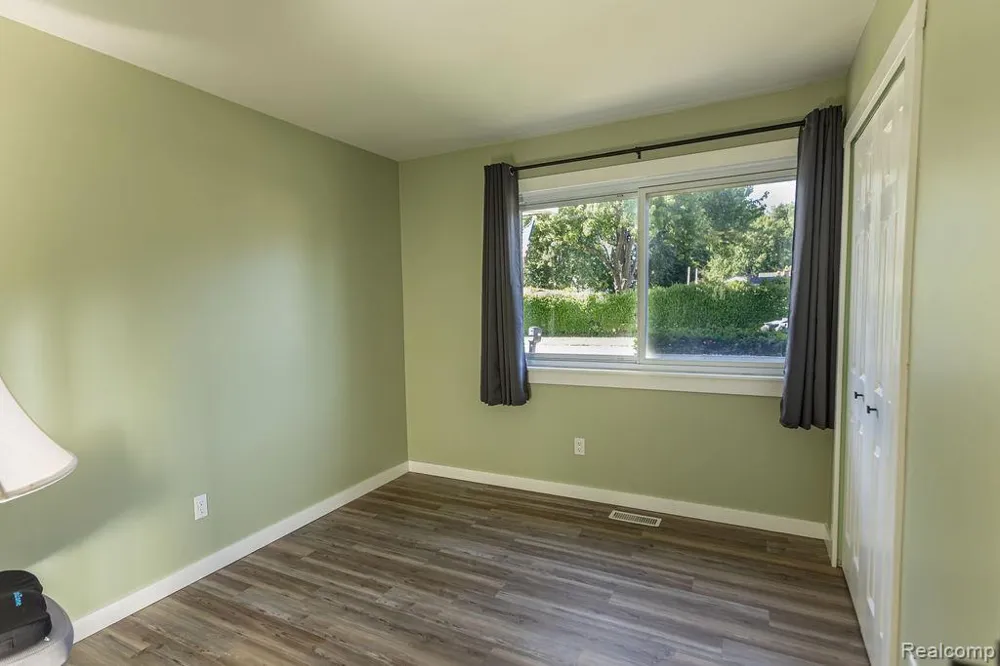 15270 Cambridge Drive Fraser City, MI 48026