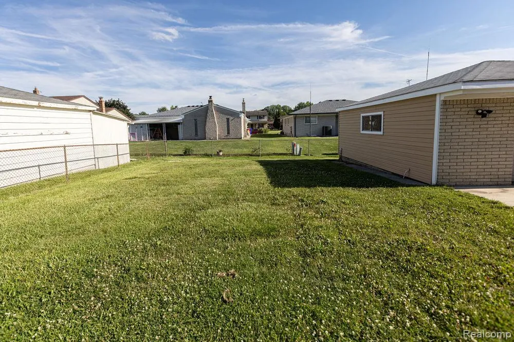 15270 Cambridge Drive Fraser City, MI 48026