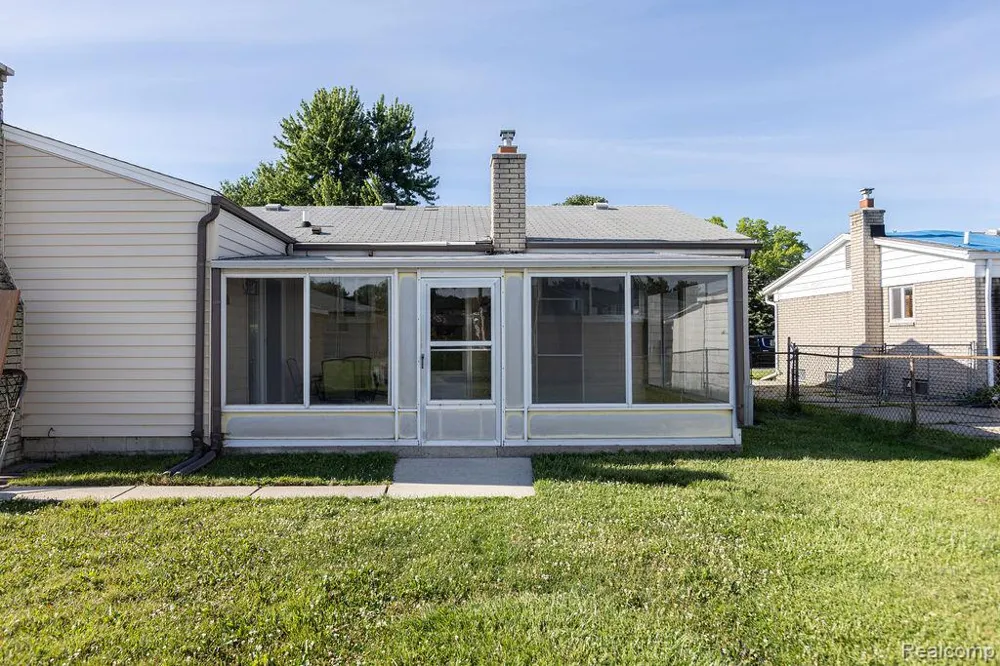 15270 Cambridge Drive Fraser City, MI 48026