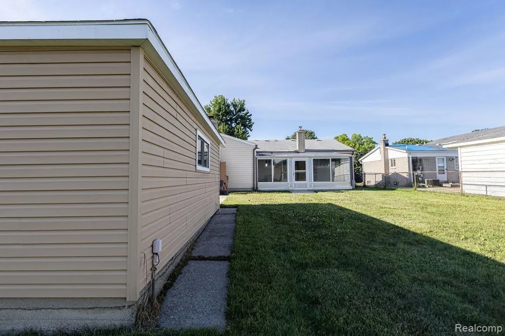 15270 Cambridge Drive Fraser City, MI 48026
