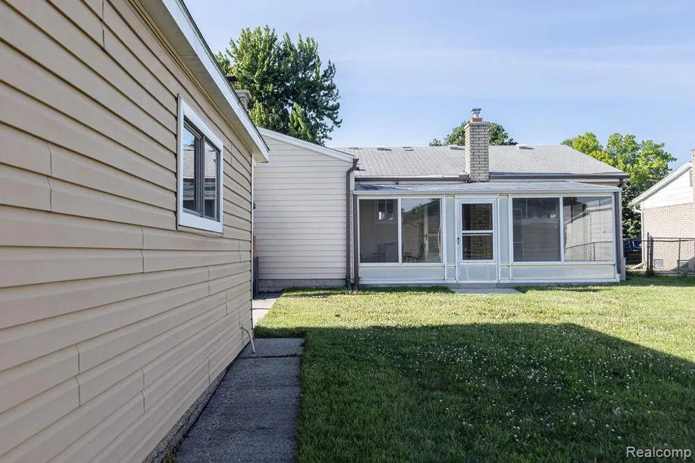 15270 Cambridge Drive Fraser City, MI 48026