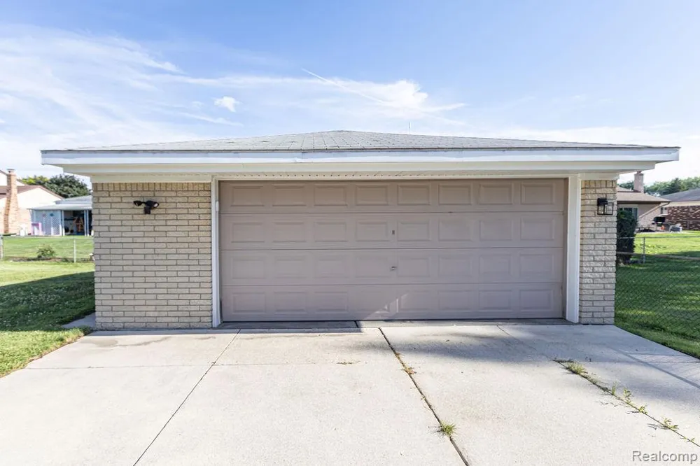 15270 Cambridge Drive Fraser City, MI 48026