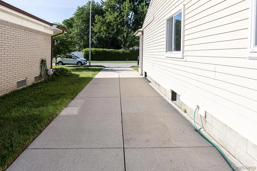 15270 Cambridge Drive Fraser City, MI 48026